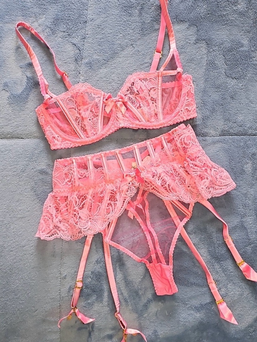 Agent Provocateur | Rozlyn Pink Set | Bra 32C & Garter Thong AP2 / Pink Lace